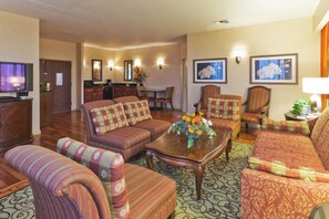 Pillow-top beds, in-room safe, desk, laptop workspace - Holiday Inn Sacramento Downtown-Arena by IHG (Sacramento)