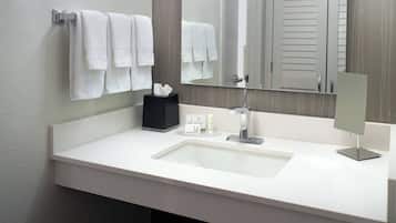 Tina con regadera, amenidades de baño gratuitas, secadora de cabello