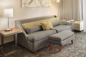 客房內保險箱、書桌、筆電工作空間、熨斗/熨衣板