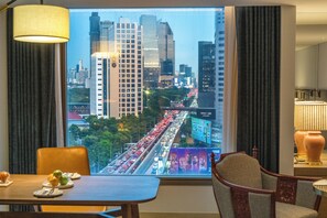 Junior-Suite (with California King Bed) | Hochwertige Bettwaren, Minibar, Zimmersafe, individuell dekoriert
