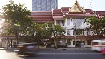 A traditional building with a red and white facade, a golden roof, and a sign for a coffee club.