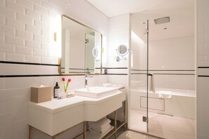 Bathroom sink - Montien Hotel Surawong Bangkok (Bangkok)