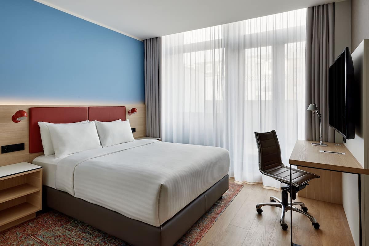 Habitación clásica, 1 cama Queen size | Ropa de cama hipoalergénica, edredón y minibar