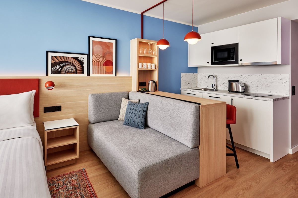 Estudio, 1 cama Queen size, para no fumadores, cocina | Cocina privada | Cafetera y tetera y periquera