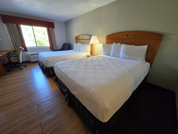 华丽四人房, 2 张大床 | 高档床上用品、加厚床垫、办公桌、笔记本电脑工作区