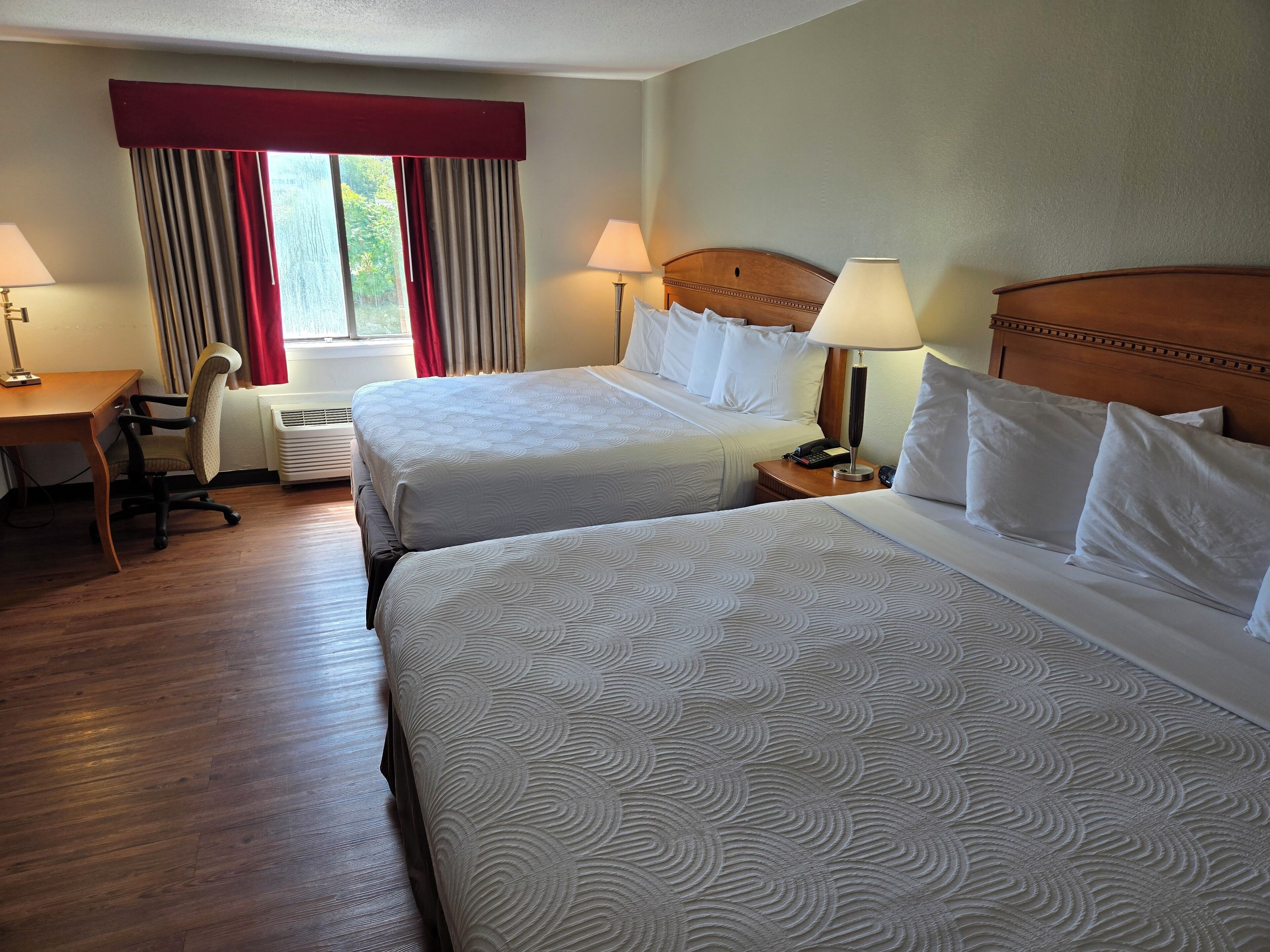 Ropa de cama de alta calidad, colchones con pillow-top y escritorio 