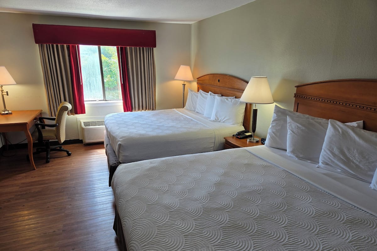 Familien-Vierbettzimmer, Mehrere Betten | Hochwertige Bettwaren, Pillowtop-Betten, Schreibtisch