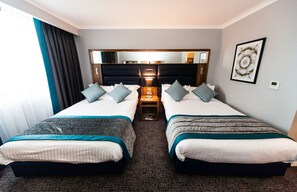 Hochwertige Bettwaren, Minibar, Zimmersafe, Schreibtisch