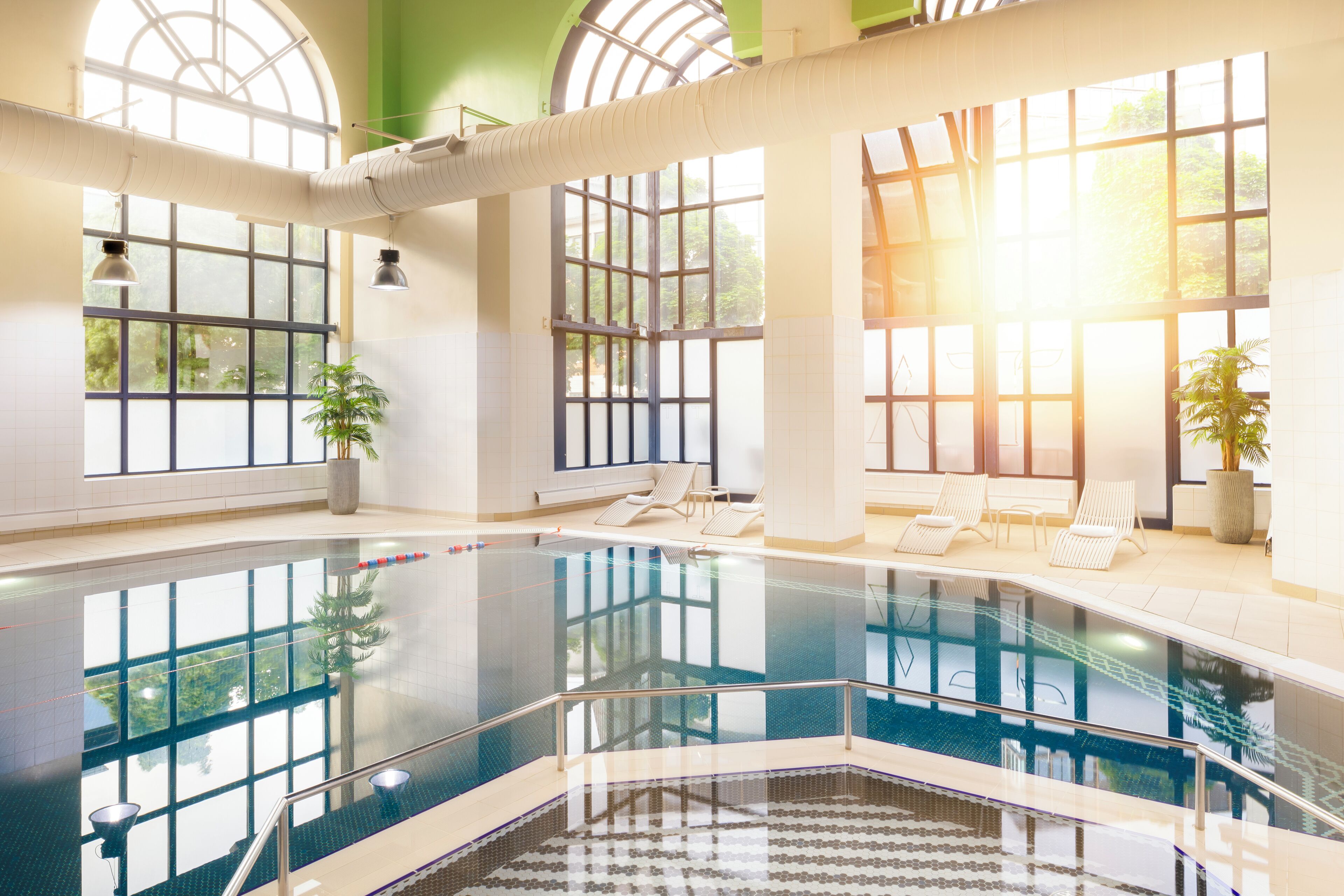 Inomhuspool och solstolar