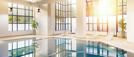 Sisäuima-allas, aurinkotuoleja