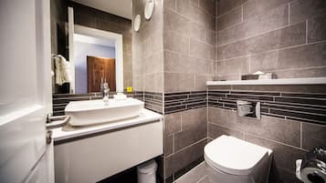 Suite, 1 Bedroom, Club lounge access (Lounge Access) | Premium bedding, minibar, in-room safe, desk