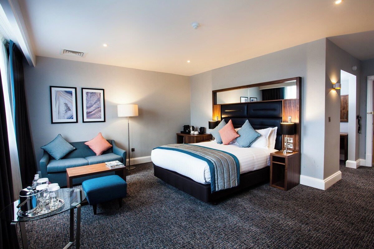 Suite Junior, 1 grand lit, accès au bar-salon (Lounge Access) | Literie de qualité, minibar, coffre-fort, bureau