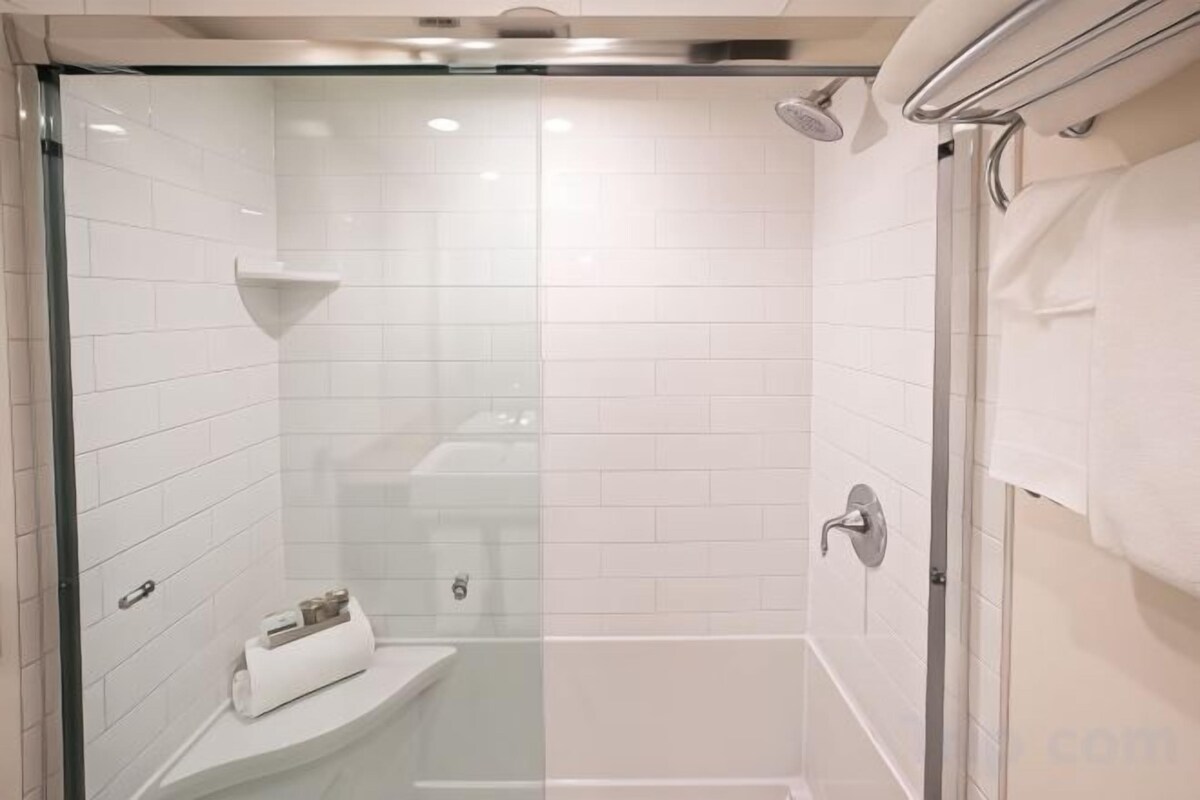 Baño | Artículos de higiene personal gratuitos, secador de pelo y toallas