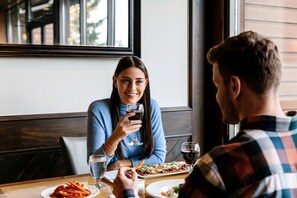 Petit déjeuner et dîner servis sur place