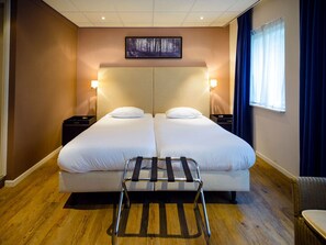 Twin Room (Bath and Terrace) | In-room safe, desk, blackout curtains, iron/ironing board - Fletcher Hotel - Restaurant De Wipselberg - Veluwe (Beekbergen)