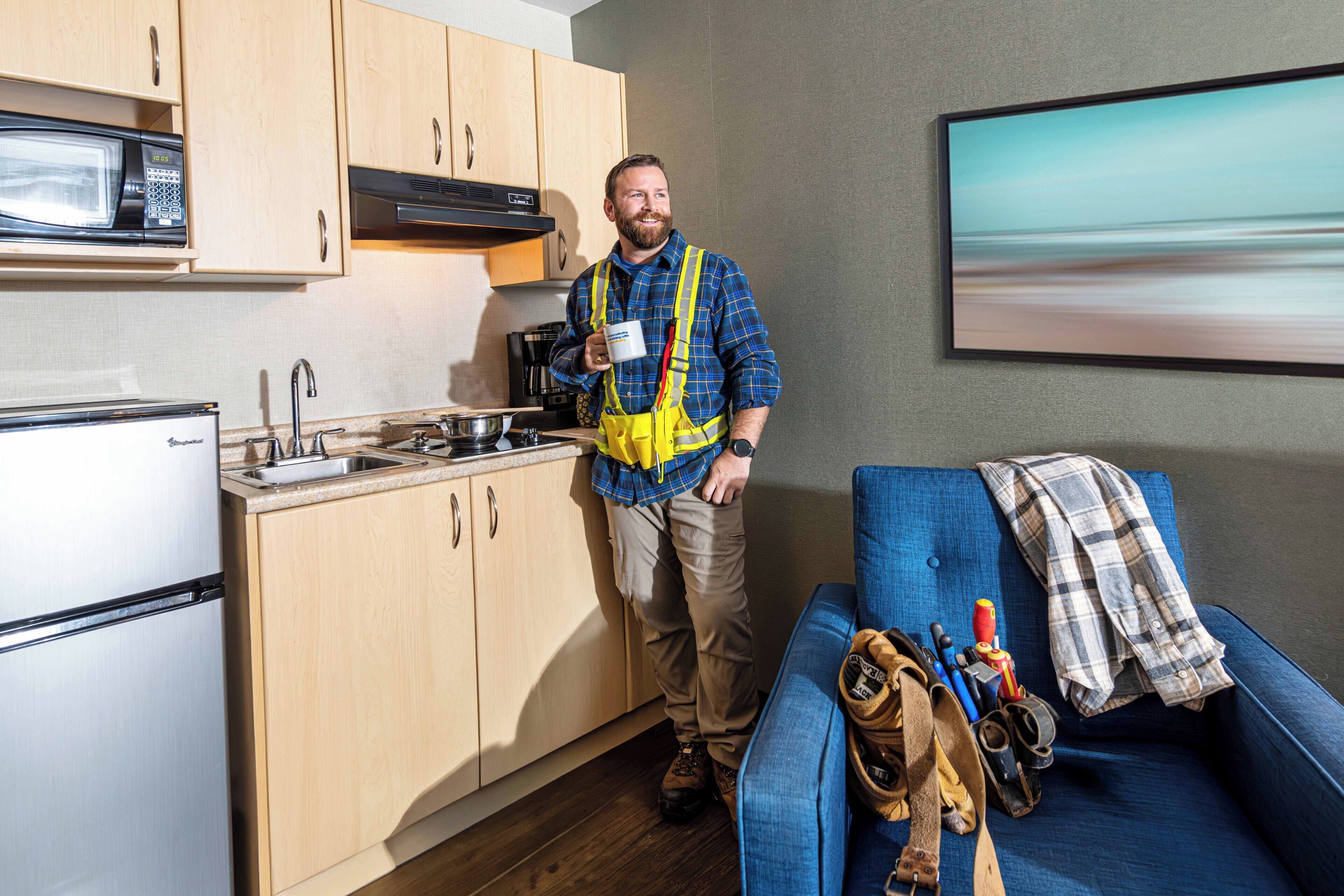 fridge, coffee/tea maker