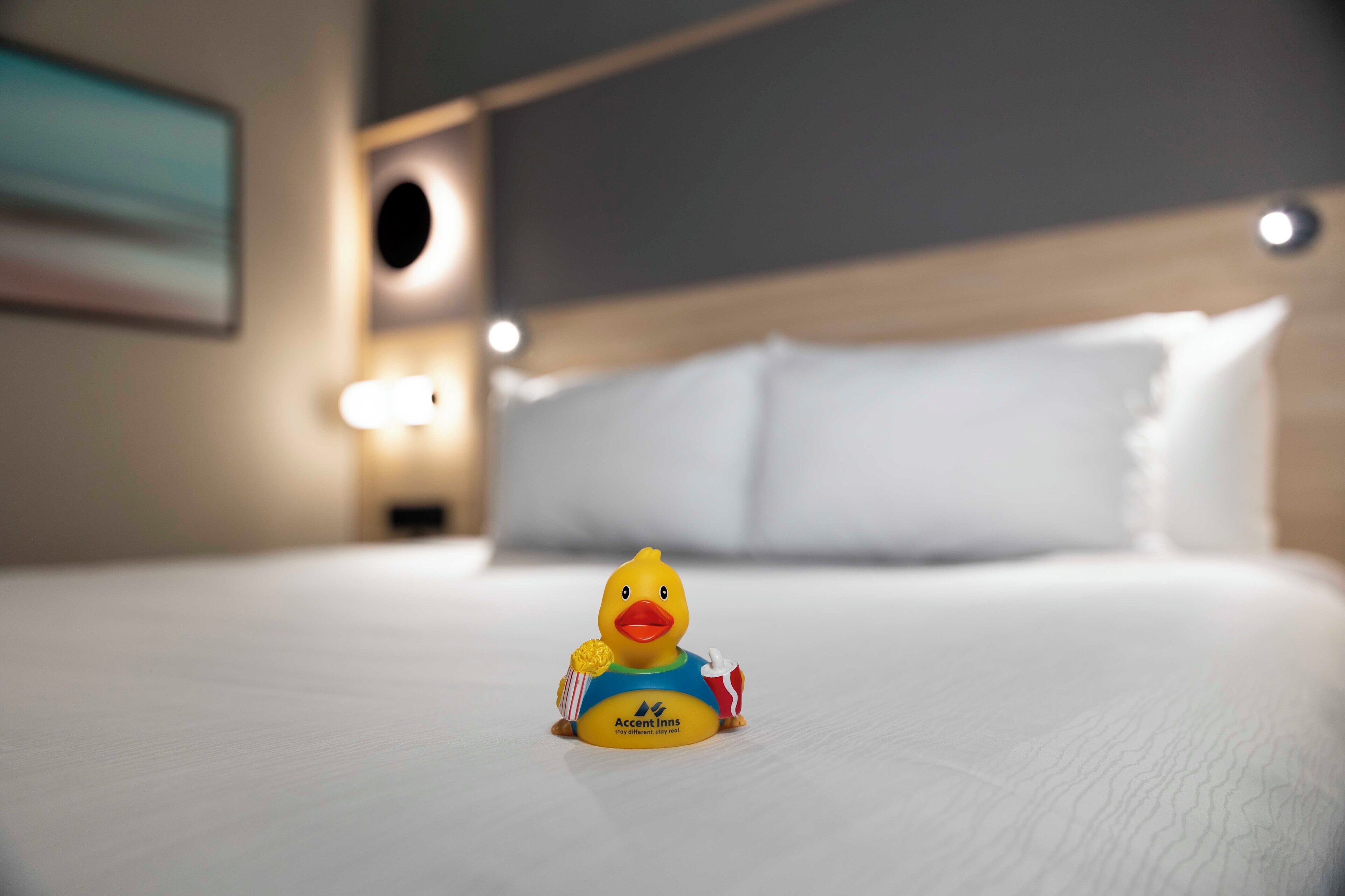 Una cama con una figurita de pato encima.