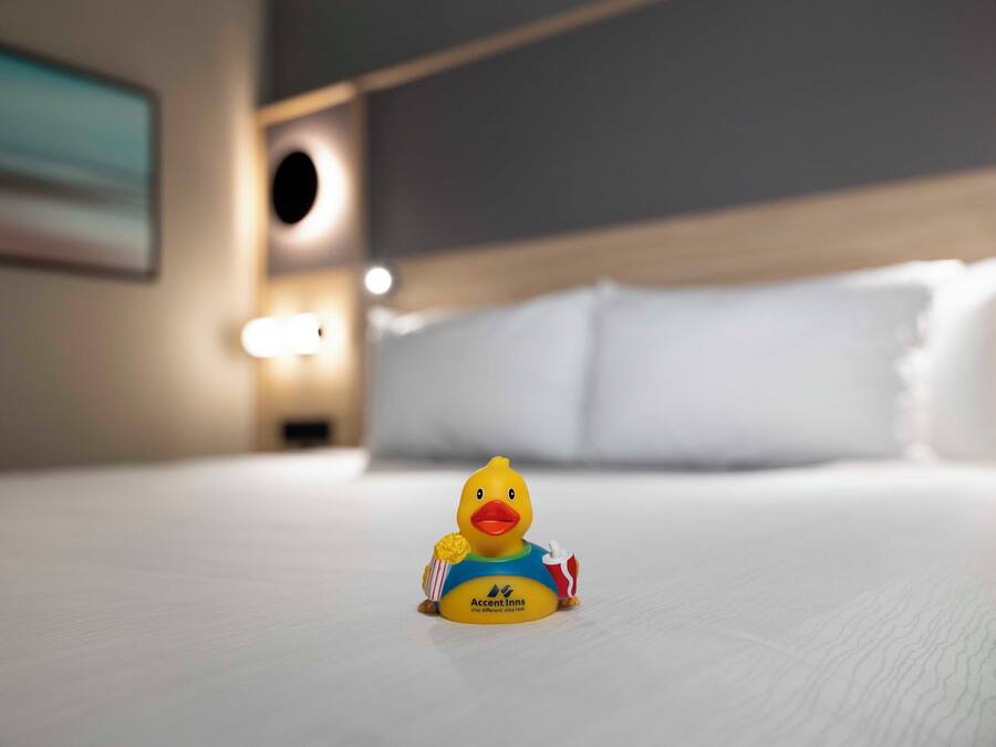 Una cama con una figurita de pato encima.