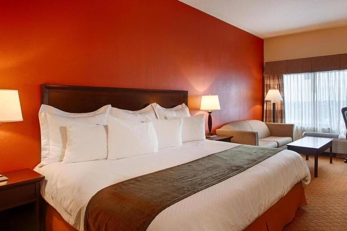 Hypo-allergenic bedding, in-room safe, desk, laptop workspace