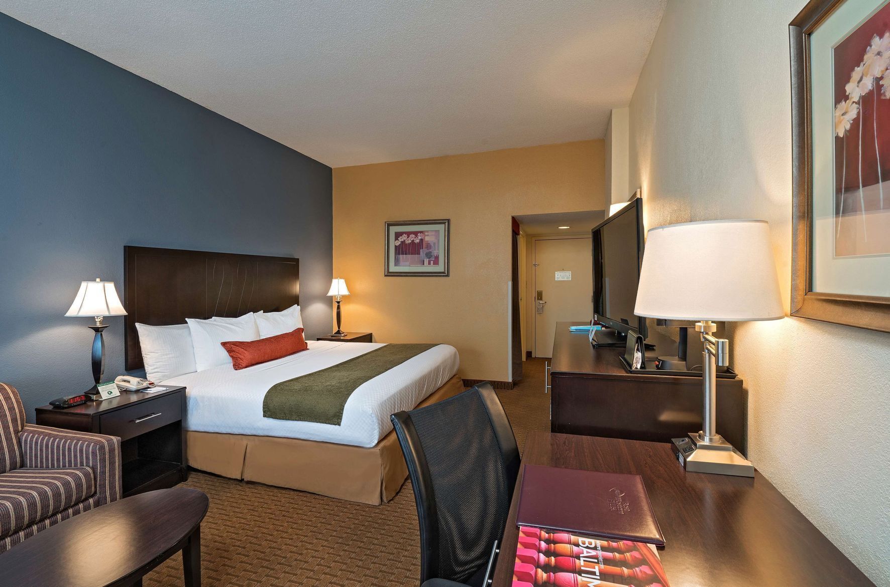 Ropa de cama hipoalergénica, caja fuerte, escritorio