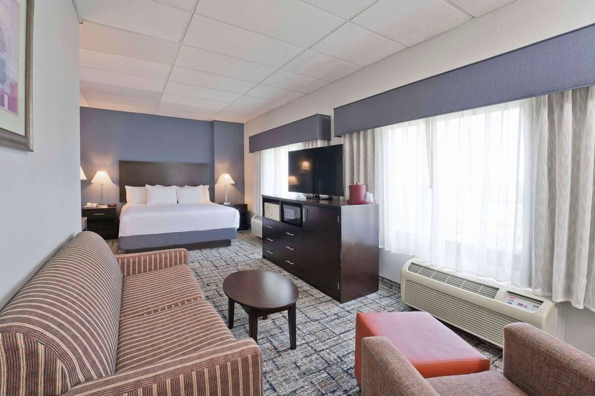 Hypo-allergenic bedding, in-room safe, desk, laptop workspace