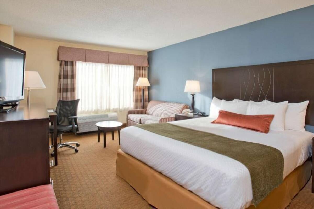 Hypo-allergenic bedding, in-room safe, desk, laptop workspace