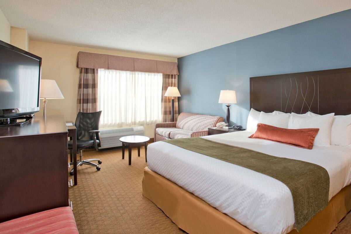 Hypo-allergenic bedding, in-room safe, desk, laptop workspace