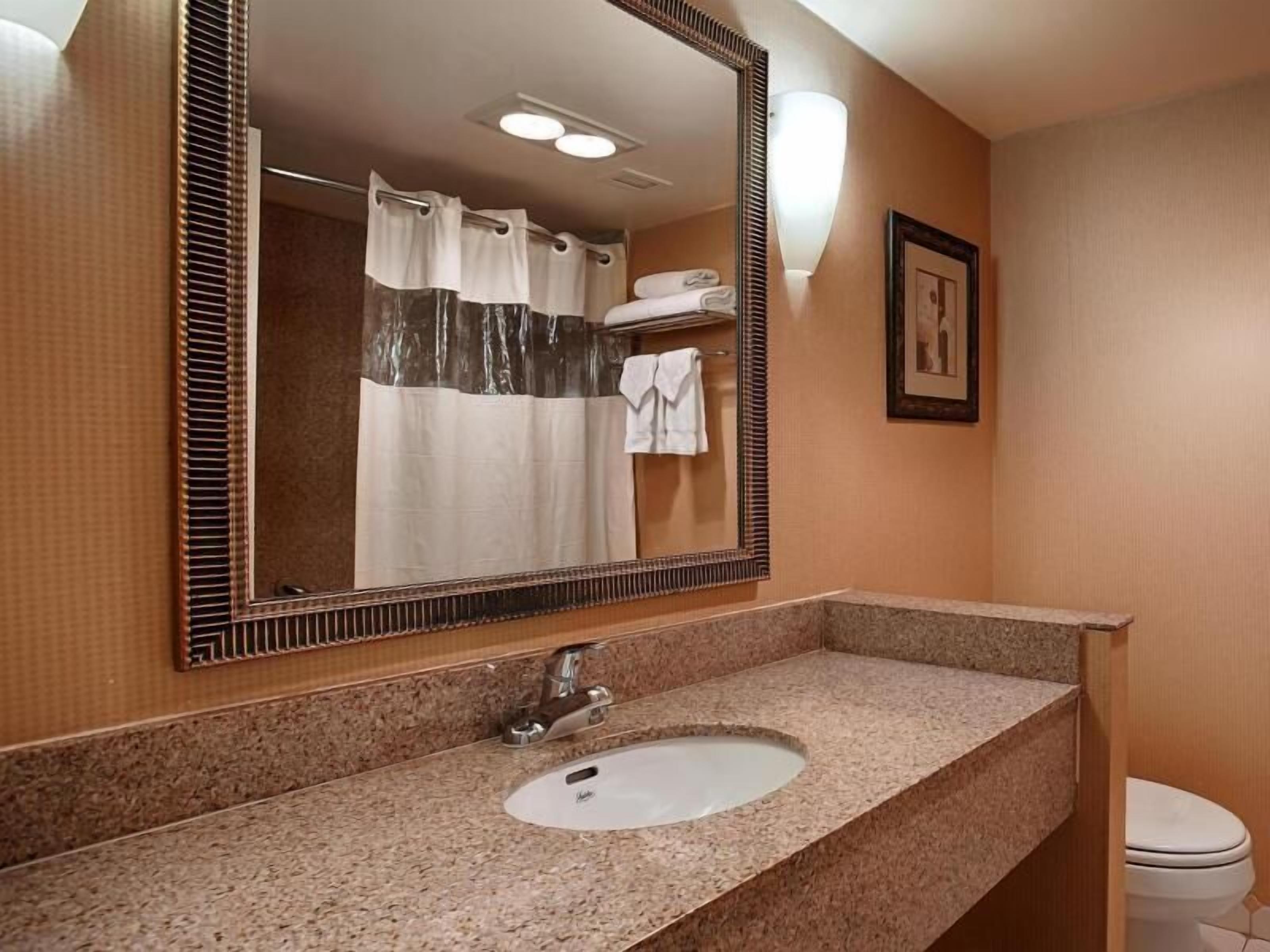 Baño | Ducha y bañera combinadas y artículos de higiene personal gratuitos