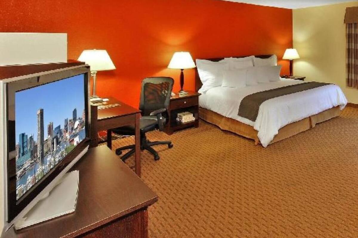 Hypo-allergenic bedding, in-room safe, desk, laptop workspace