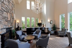 Lobby sitting area - Elm Hurst Inn & Spa (Ingersoll)