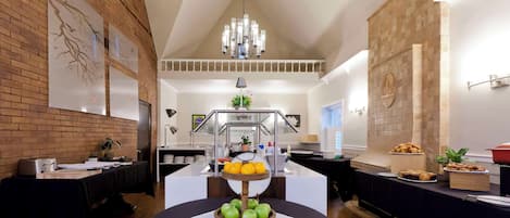 Déjeuner, dßner et brunch servis sur place, vue sur le jardin