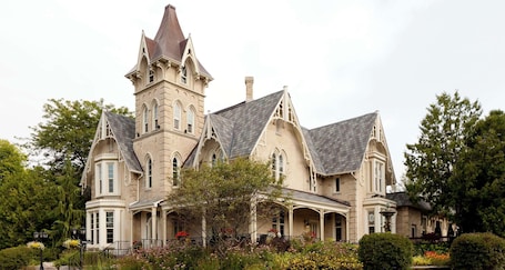 Exterior. Elm Hurst Inn & Spa