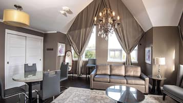 Suite, 1 King-Bett, Nichtraucher, Whirlpool (Separate Living Room;with Sofabed) | Schreibtisch, Bügeleisen/Bügelbrett, kostenlose Babybetten