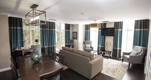 Svit - 1 kingsize-säng - icke-rökare - bubbelbad (Separate Living Room;with Sofabed) | Skrivbord, strykjärn/strykbräda, gratis barnsängar och gratis wi-fi