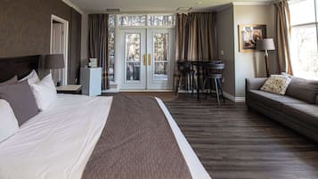 Suite, 1 King Bed, Non Smoking, Jetted Tub (Larger Room;with Sofabed) | Desk, iron/ironing board, free cots/infant beds, free WiFi