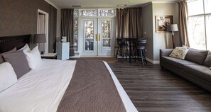 Suite, 1 King Bed, Non Smoking, Jetted Tub (Larger Room;with Sofabed)