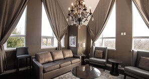 Suite, 1 cama King size, para no fumadores, hidromasaje (Separate Living Room;with Sofabed) | Escritorio, tabla de planchar con plancha, wifi gratis y ropa de cama 