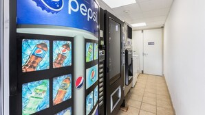 Een automaat met Pepsi-reclame en diverse drankjes.