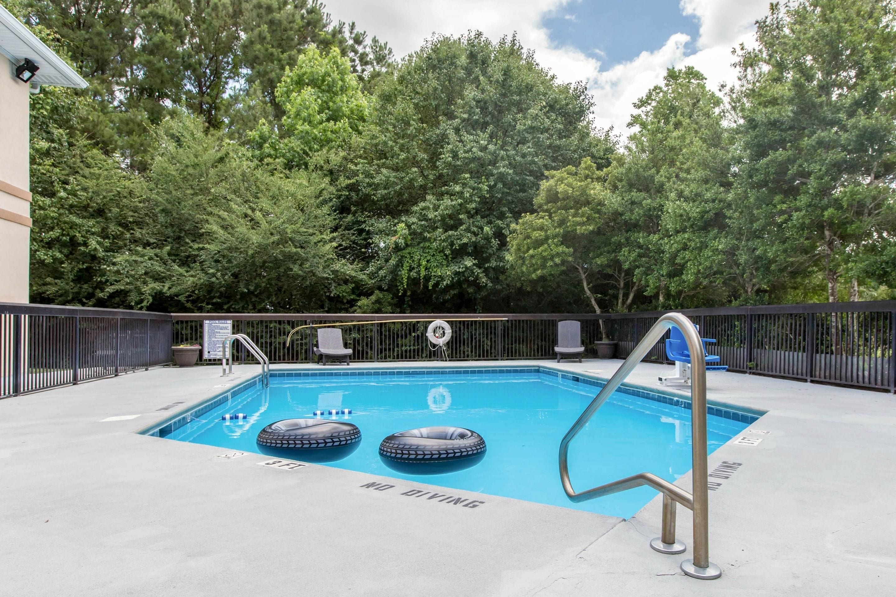 Una piscina al aire libre de temporada