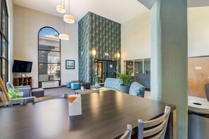Une salle de conférence moderne, dotée d’une grande table, de sièges confortables et d’une vaste fenêtre donnant sur l’extérieur.