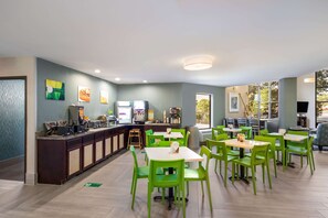 Free buffet breakfast on weekdays