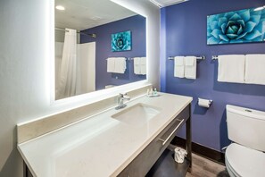 Combined shower/tub, free toiletries, hair dryer, towels - Quality Inn near MCAS Cherry Point (Havelock)