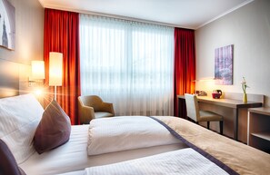 Hypo-allergenic bedding, in-room safe, individually decorated, desk - Leonardo Hotel Hamburg City Nord (Hamburg)