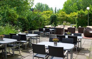 Terrace/patio - Leonardo Hotel Hamburg City Nord (Hamburg)