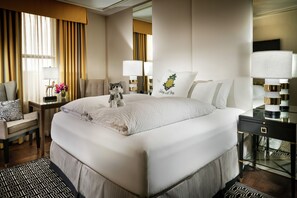 Premium bedding, pillow-top beds, in-room safe, desk - Staypineapple, An Elegant Hotel, Union Square (San Francisco)
