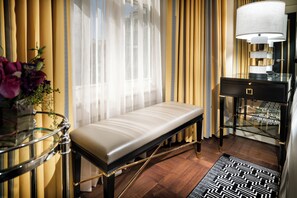 Room, 1 Queen Bed (Persona) | Premium bedding, pillowtop beds, in-room safe, desk