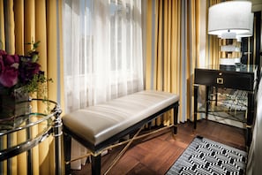 Room, 1 Queen Bed (Persona) | Premium bedding, pillowtop beds, in-room safe, desk