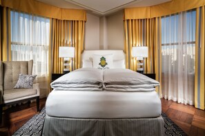 Room, 1 Queen Bed (Drama) | Premium bedding, pillow-top beds, in-room safe, desk