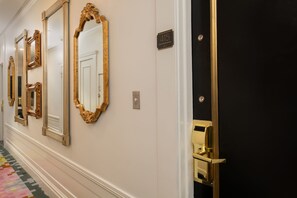 Premium bedding, pillow-top beds, in-room safe, desk - Staypineapple, An Elegant Hotel, Union Square (San Francisco)