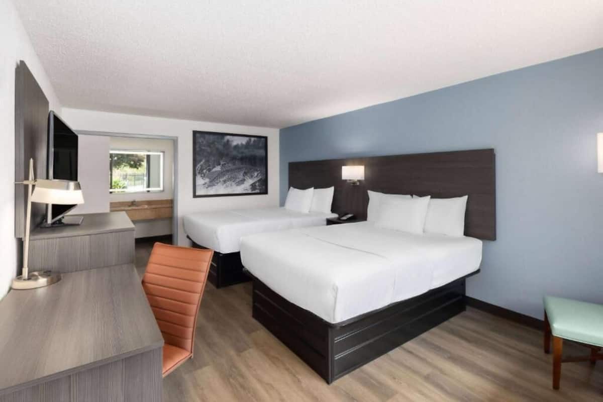 Planxa i posts de planxar, llits addicionals i wifi gratuïta